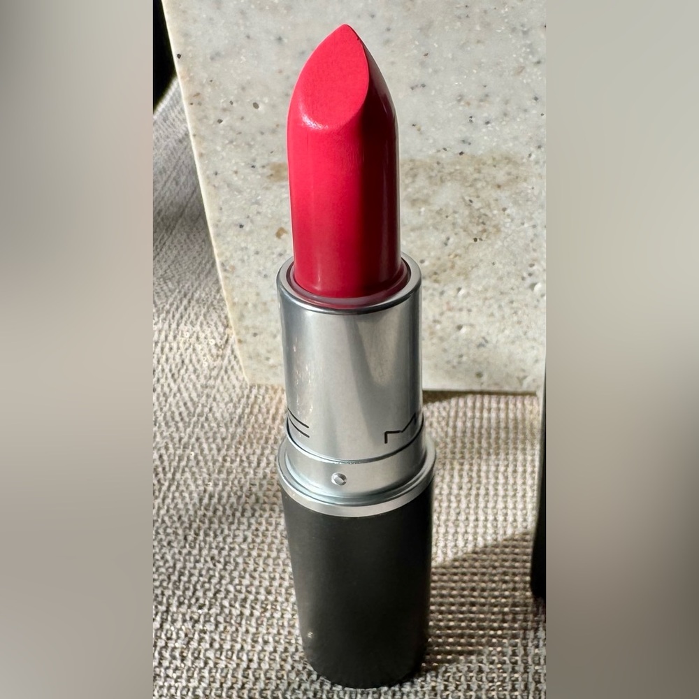 MAC Toying Around - Amplified Creme Lipstick 💄 🌟 RARE🌟 LIMIED EDITION
